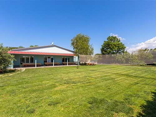 Wanderlust Istra Hostel - eingezäunter Hof, Gartengarnitur