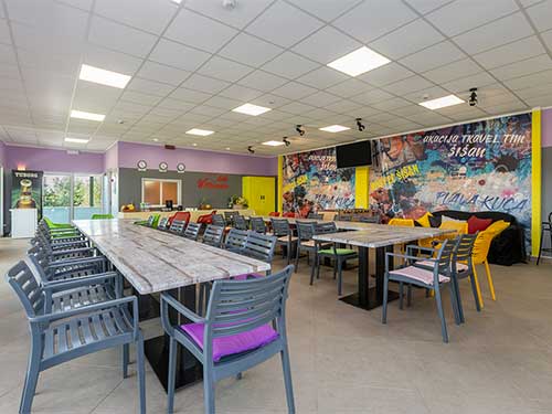 Wanderlust Istra Hostel - ein großer Gesellschaftsraum