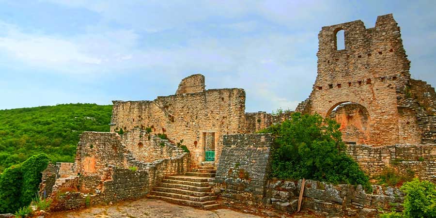 Dvigrad, alte verlassene mittelalterliche Stadt bei Rovinj
