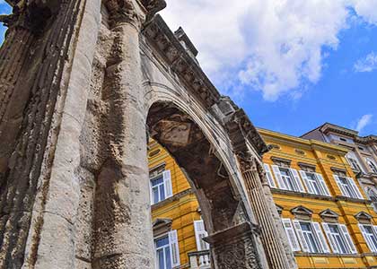 Das Goldene Tor in Pula – Triumphbogen der Familie Sergei Pula