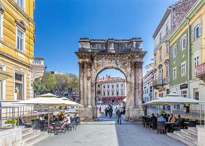 Das Goldene Tor in Pula – Triumphbogen der Familie Sergei Pula